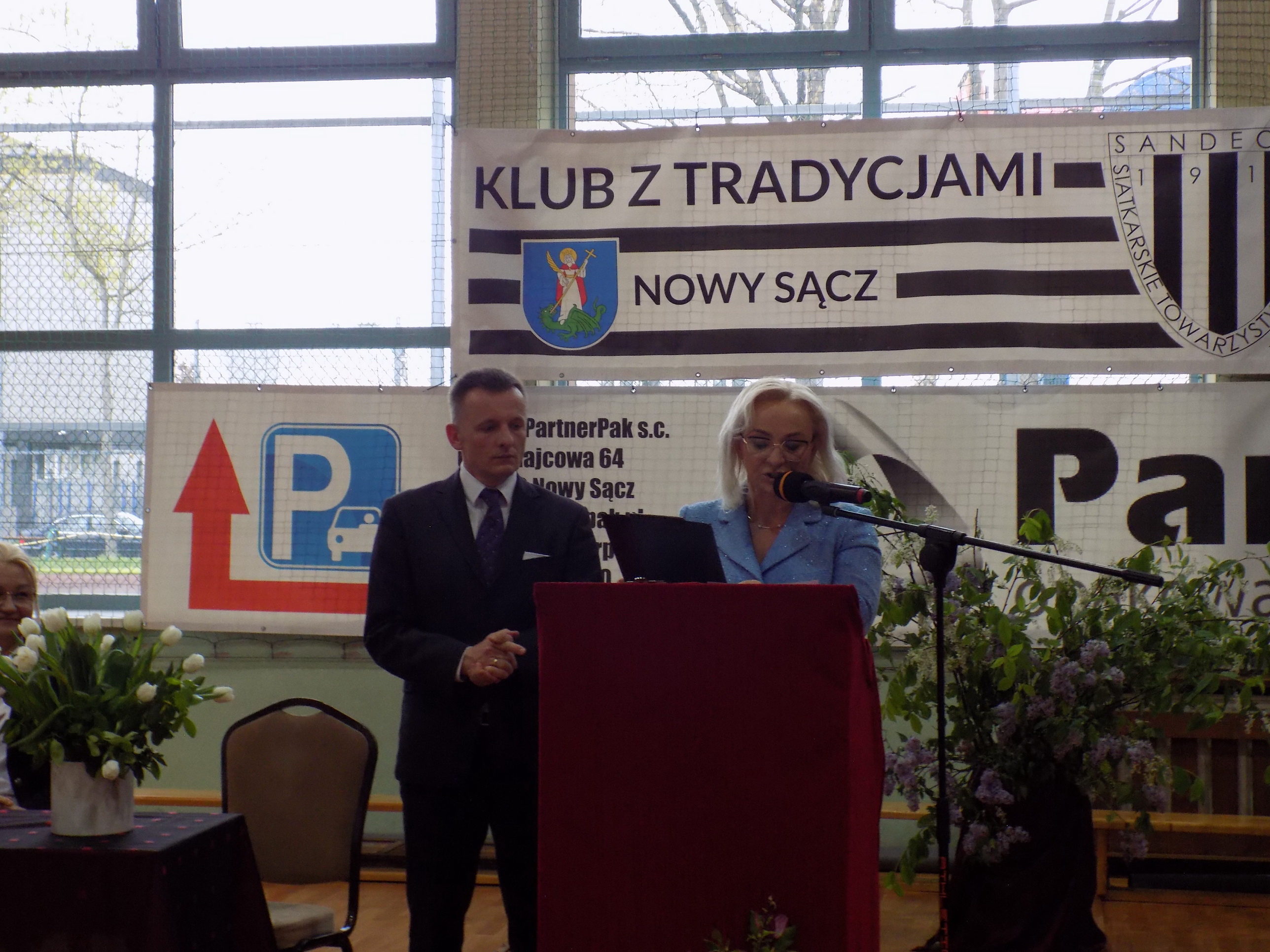 Zdjęcie Zakończenie roku klas 4 2025 (3)ce6865bb-ccbb-46c2-8dda-409e3a85e0d6.JPG w galerii Uroczyste pożegnanie tegorocznych maturzystów